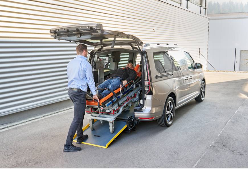 Vous cherchez un véhicule qui vous permette de transporter des personnes à mobilité réduite en fauteuil roulant ou en position couchée, tout en rentrant dans n'importe quel garage ? Waldspurger propose une solution innovante parfaitement adaptée.