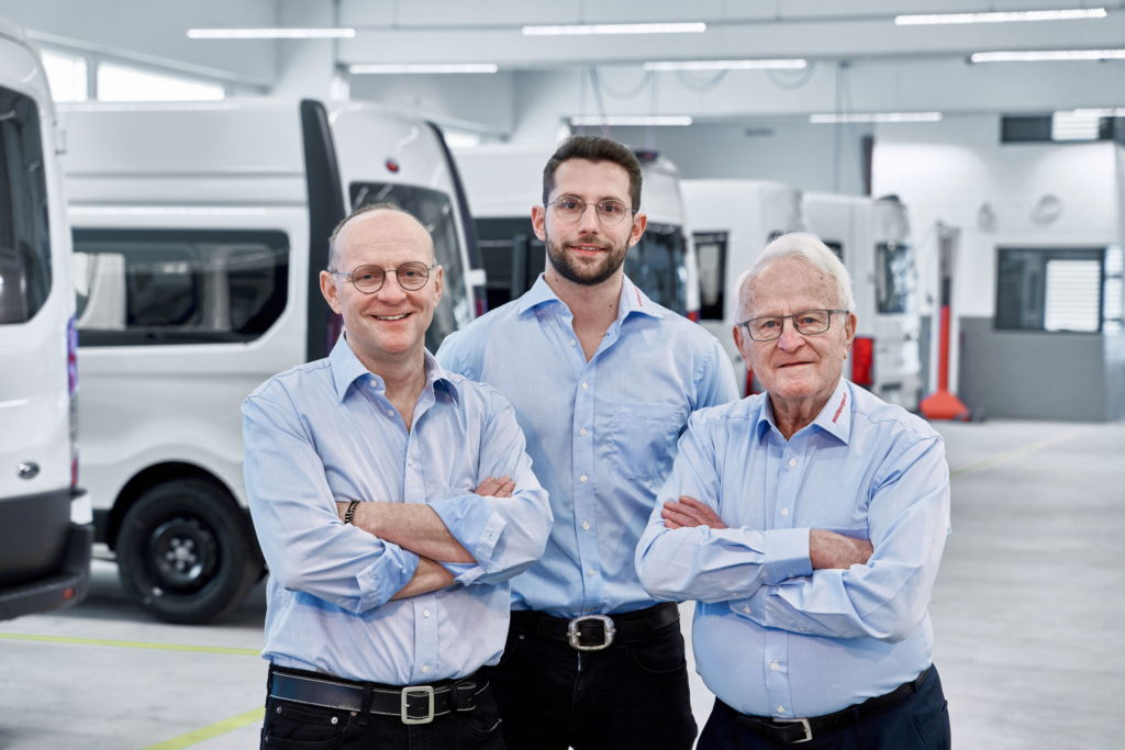 Rolf, Marc und Hansruedi Waldspurger – drei Generationen, die sich ganz dem Fahrzeugausbau verschrieben haben. 1996 gründete Hansruedi Waldspurger gemeinsam mit seinem Sohn Rolf die Waldspurger AG mit Sitz in Bergdietikon.