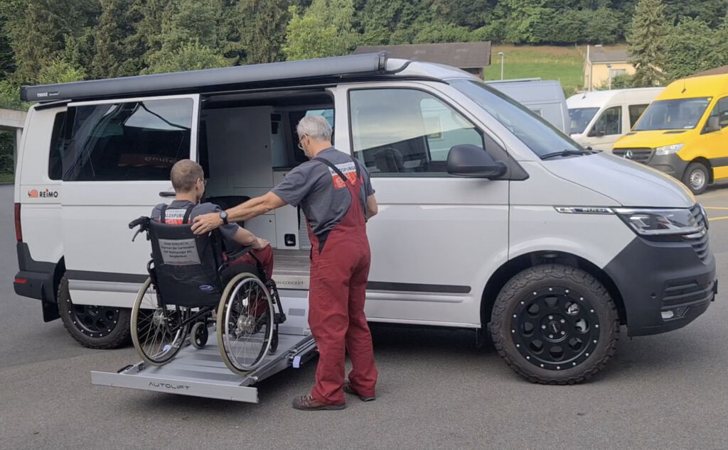 Nous sommes d’avis que le camping doit également être possible en fauteuil roulant. Comme le prouve l’aménagement d’un bus que nous avons réalisé récemment pour l’un de nos clients.