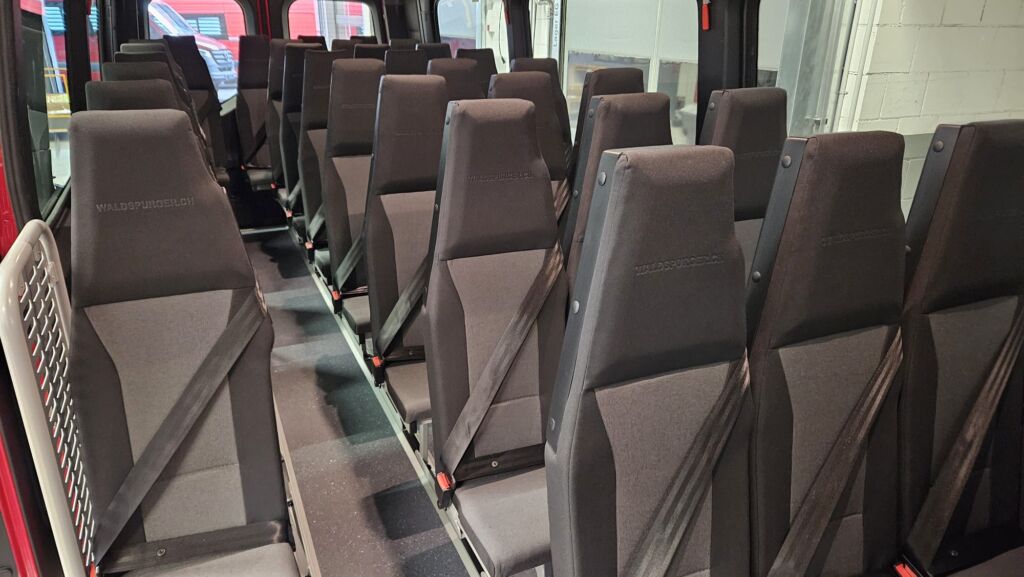 Nous investissons beaucoup d’énergie et de ressources dans le développement de solutions de sièges dont nous sommes convaincues. Notre dernière nouveauté: le siège pour bus scolaire Neo.