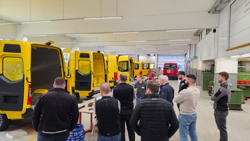 Nos ateliers servent aussi de salle de cours: dans le cadre d’une formation Mercedes Benz Swiss au printemps dernier, nous avons accueilli deux groupes de vendeurs de véhicules utilitaires.